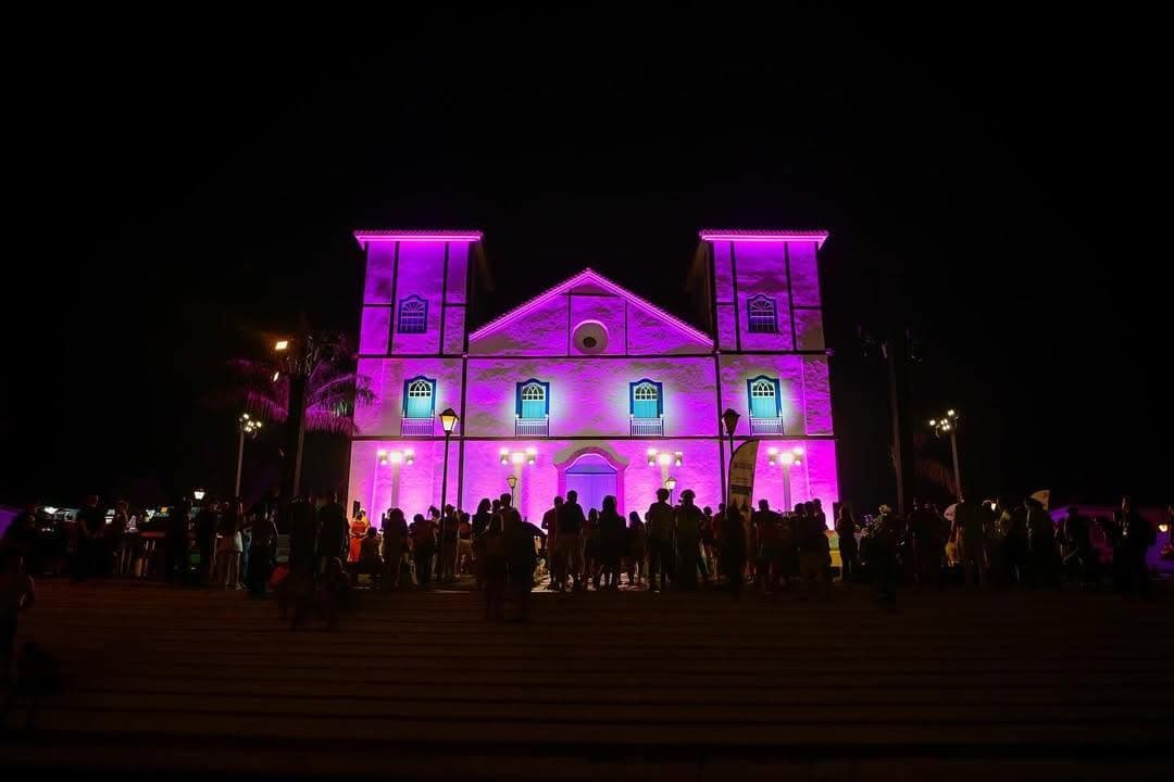 Igreja de Pirenópolis iluminada